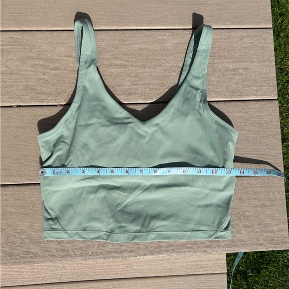 Amazon women’s cropped green tank top small with build in bra for workouts - Picture 4 of 8